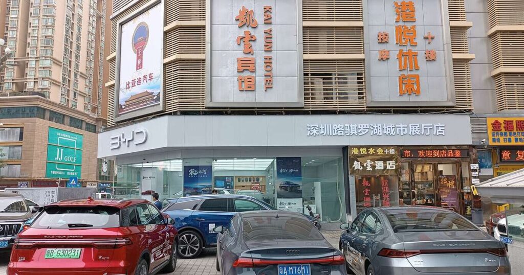 Concessionárias chinesas estão abarrotadas de carros que ninguém quer; tanto que pediram às marcas que parem de usá-las como depósito