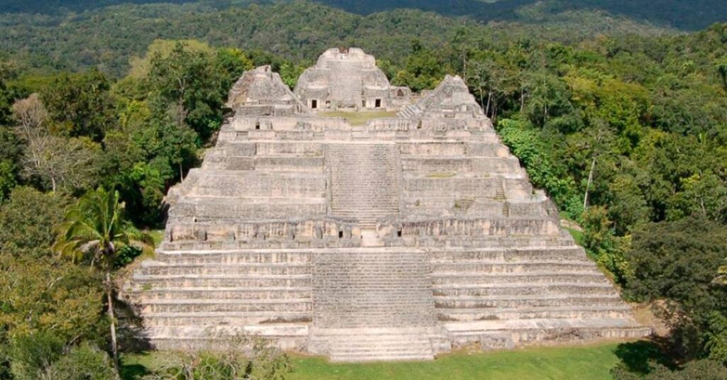 Arqueólogos encontram tumba de primeiro rei de cidade maia