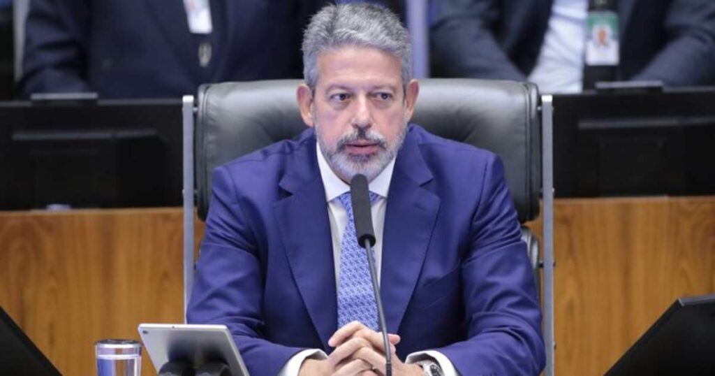 Lira avalia incluir compensação de IOF em projeto de Imposto de Renda