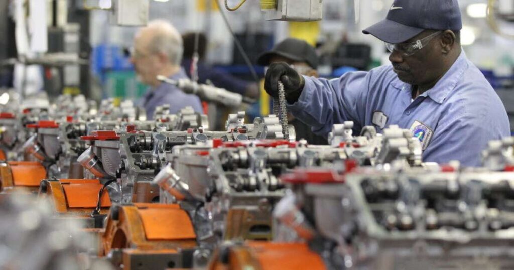 pagavam tão pouco nas fábricas da Ford que funcionários dependiam de um segundo emprego; reação do CEO foi exemplar