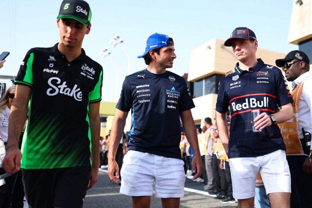 Sainz comenta pressão em ser companheiro de equipe de Max