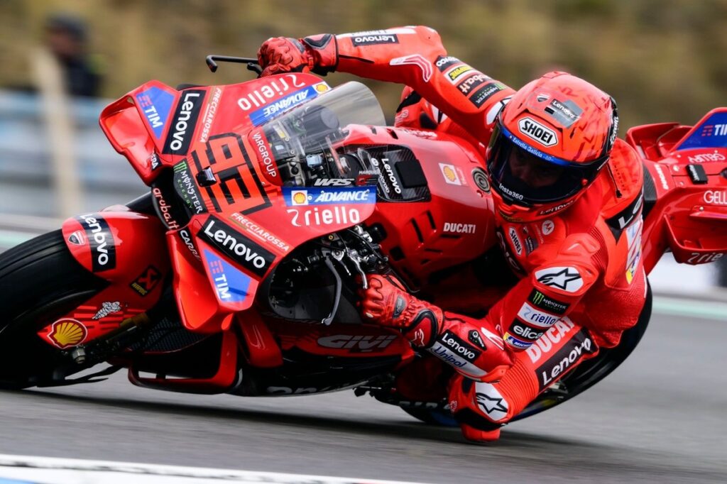 Após disputa com Acosta, Márquez vence sprint em Brno