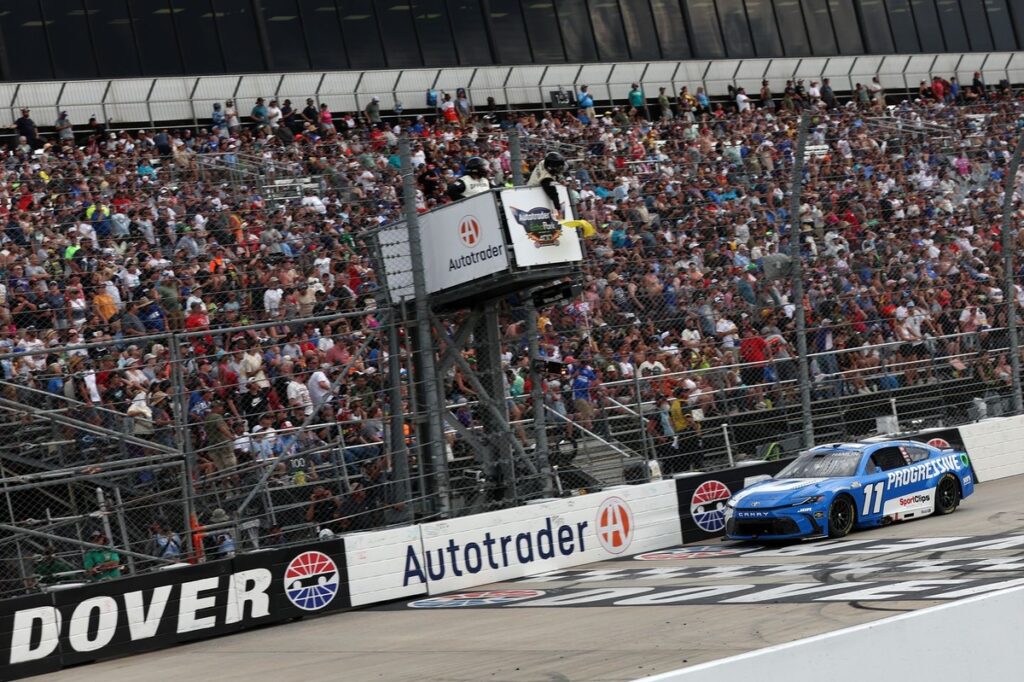 Hamlin supera Briscoe pela vitória em Dover