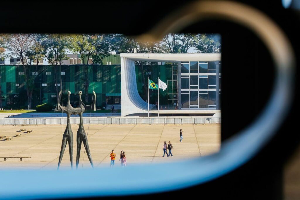Praça dos Três Poderes é reaberta para turistas; grades ficam