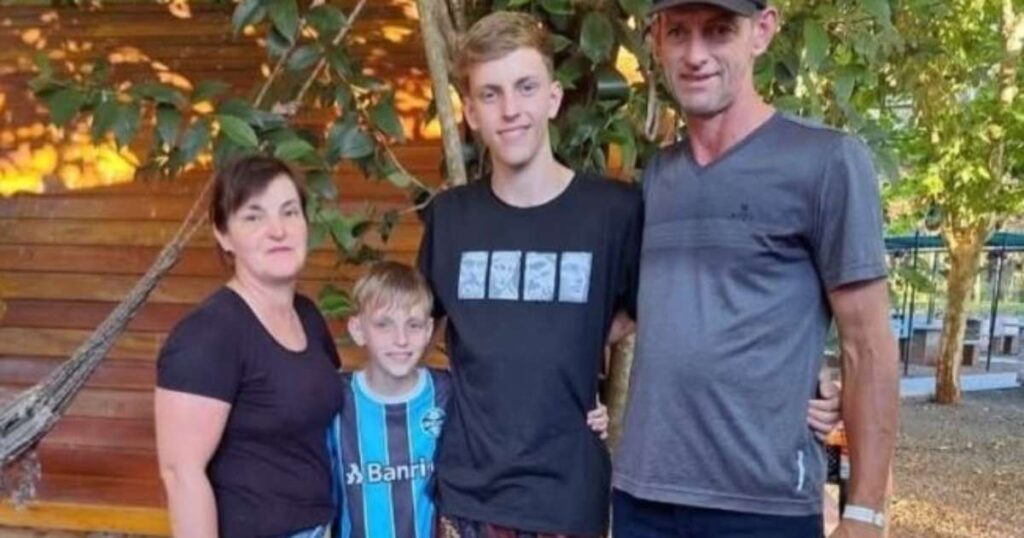 Família morre em acidente entre carro e caminhonete na BR-392, no Noroeste do RS