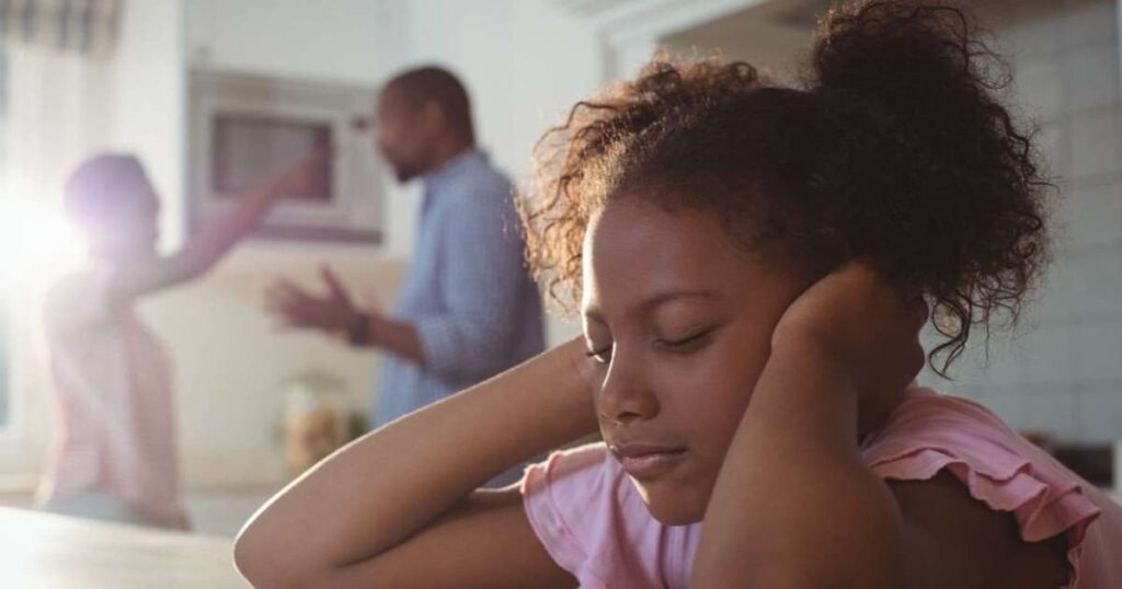 É isso que acontece com o seu filho quando ele vê os pais brigando, segundo a psicologia