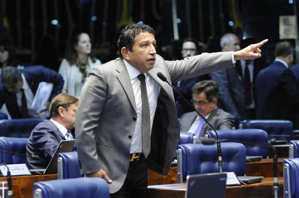 Magno Malta convoca manifestação em defesa de Bolsonaro