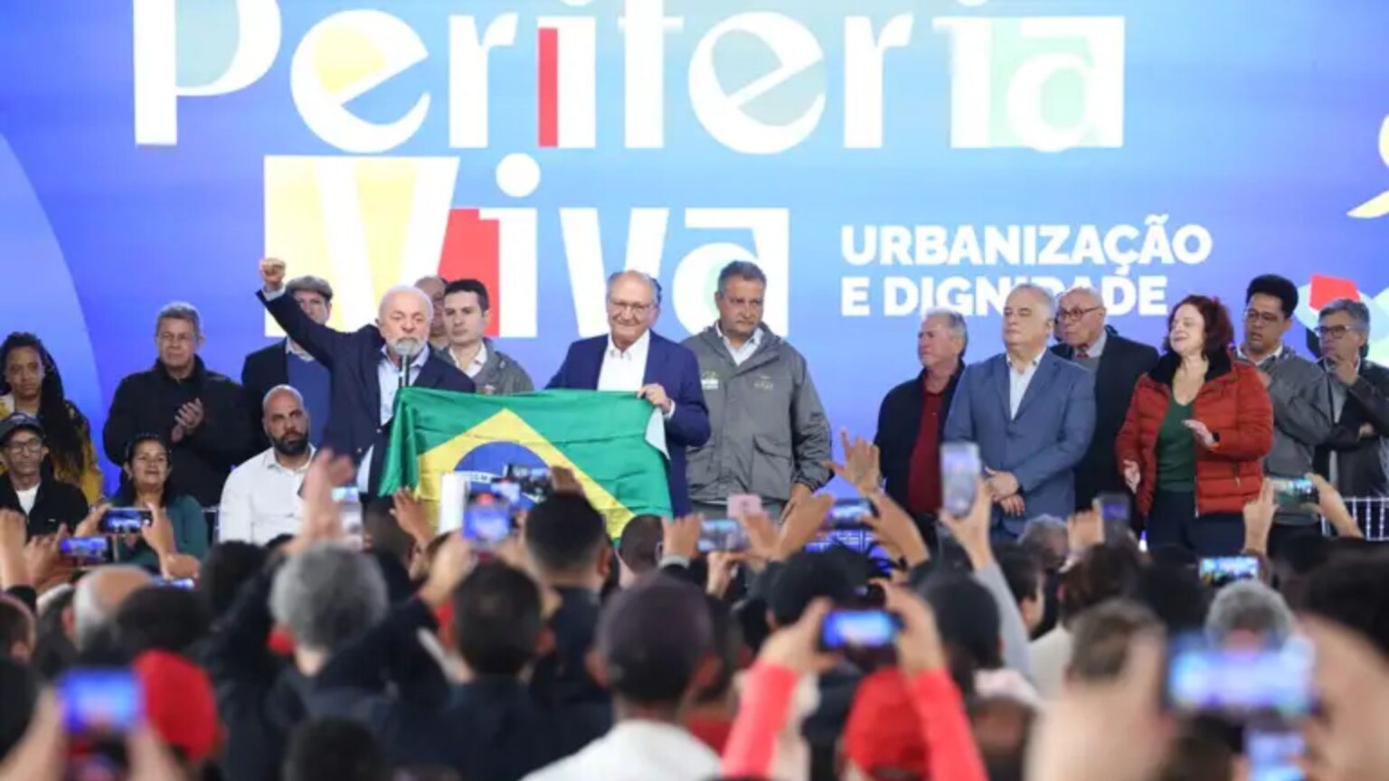 Homem é expulso de evento de Lula com empurrões