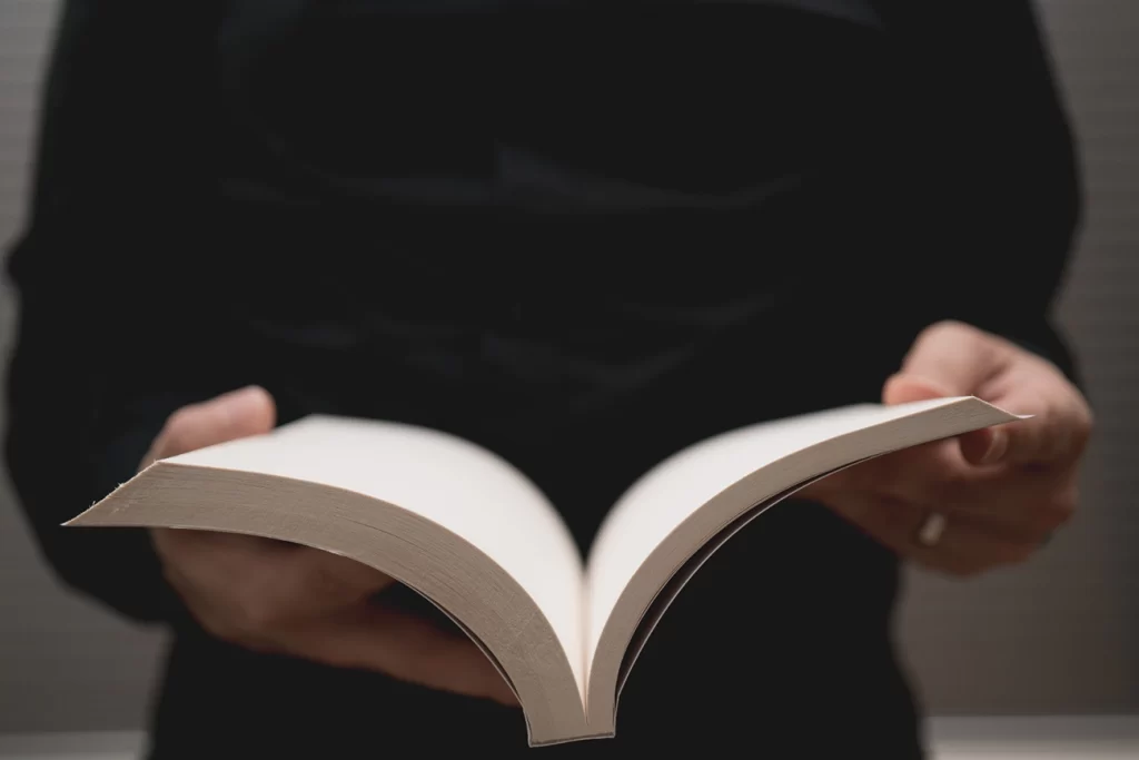 7 livros filosóficos que mostram por que pensar dói — e por que a dor vale a pena