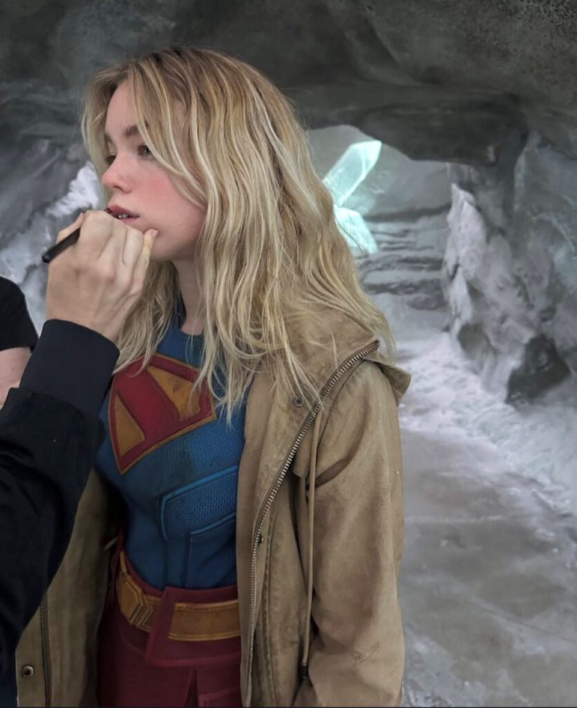 Primeira foto de bastidores revela Supergirl de Milly Alcock em “Superman”