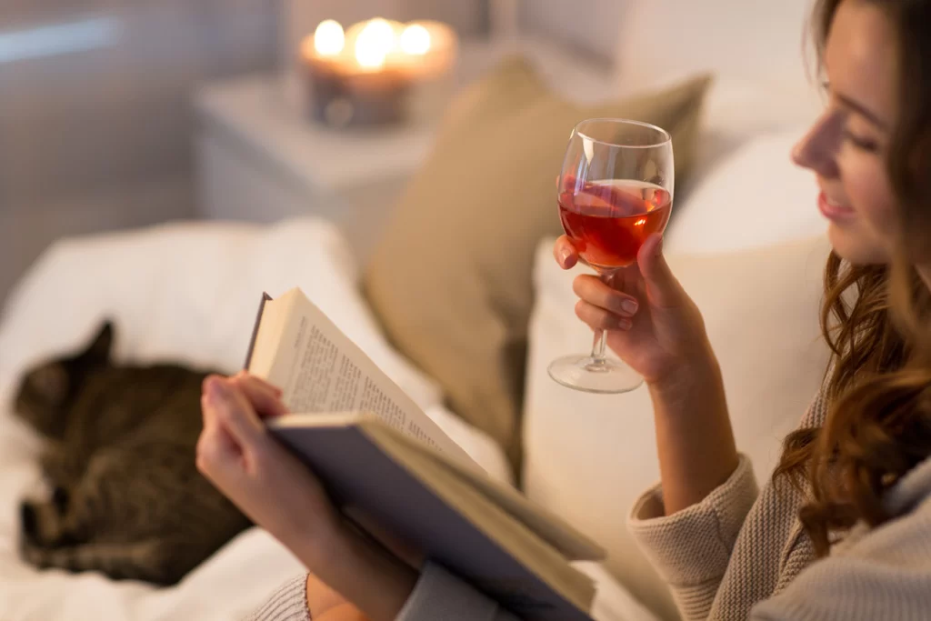 5 livros que só fazem sentido depois de duas garrafas de vinho e uma crise existencial