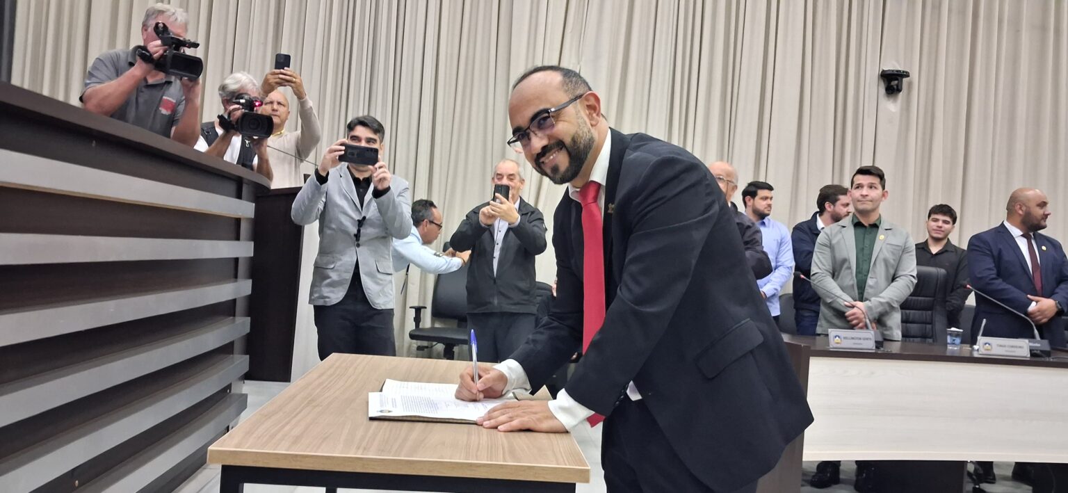 Odarlone toma posse como vereador em Apucarana