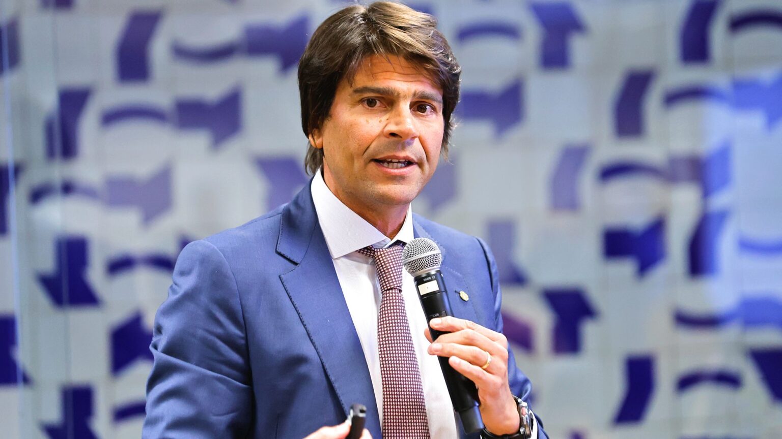 Reforma administrativa não mexe em supersalários e estabilidade