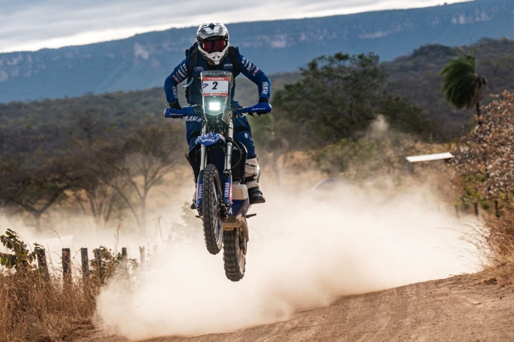 Metge celebra bicampeonato das motos em Sertões “quase perfeito”