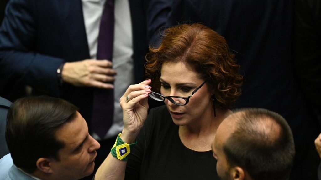 Defesa de Carla Zambelli cobra Interpol sobre inclusão na lista de procurados