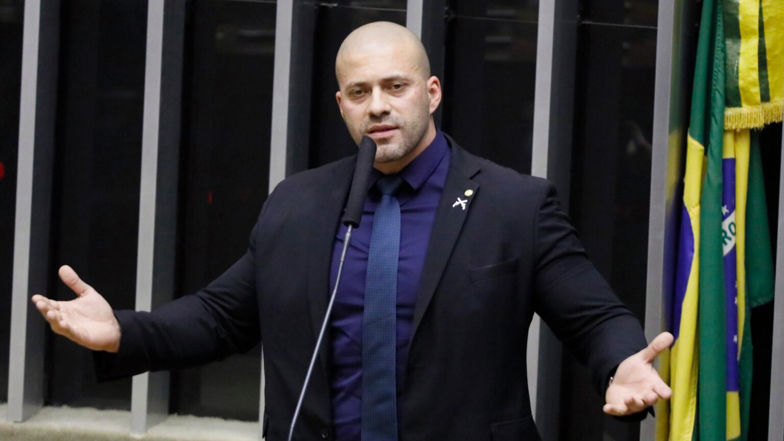 Moraes autoriza Daniel Silveira a fazer cirurgia no joelho
