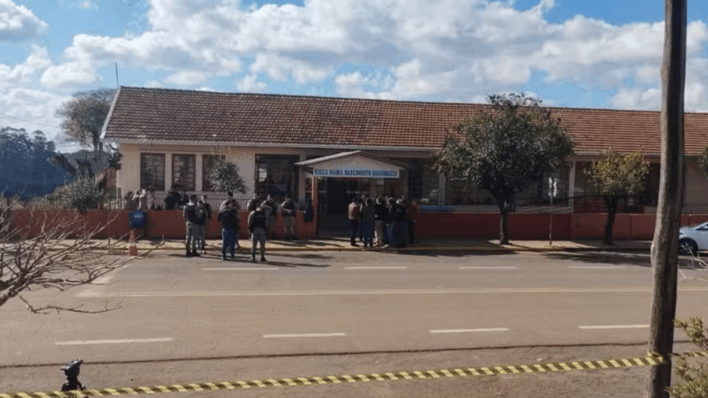 Prefeitura cria espaço de acolhimento após ataque em escola no RS