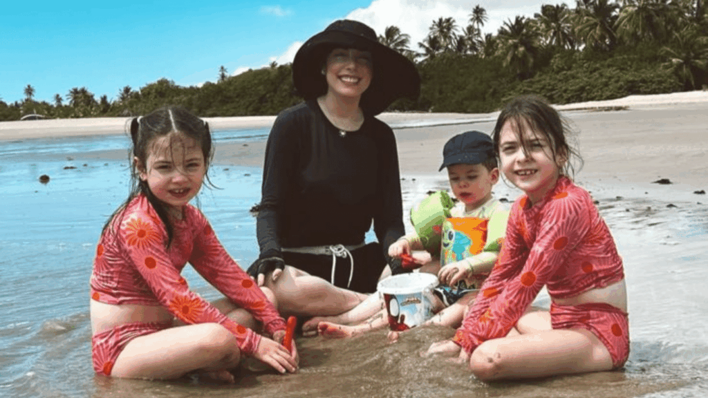 Fabiana Justus vai à praia com os filhos pela primeira vez após tratamento contra o câncer