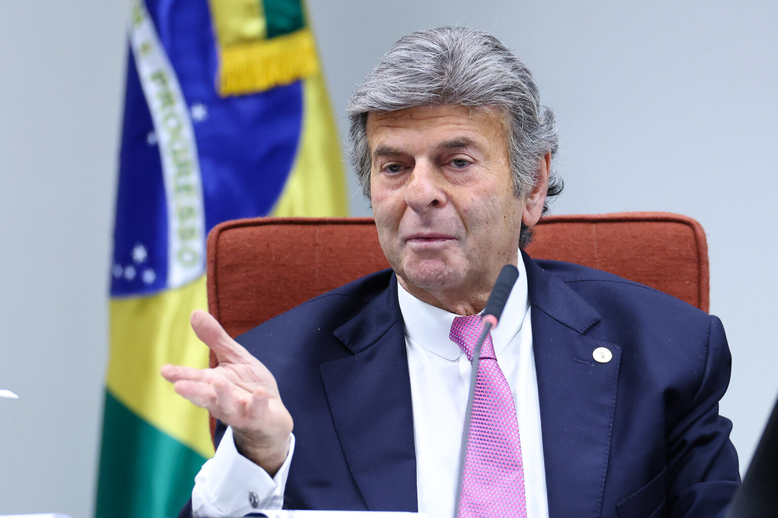 Fux contraria Moraes e vota contra restrições a Bolsonaro