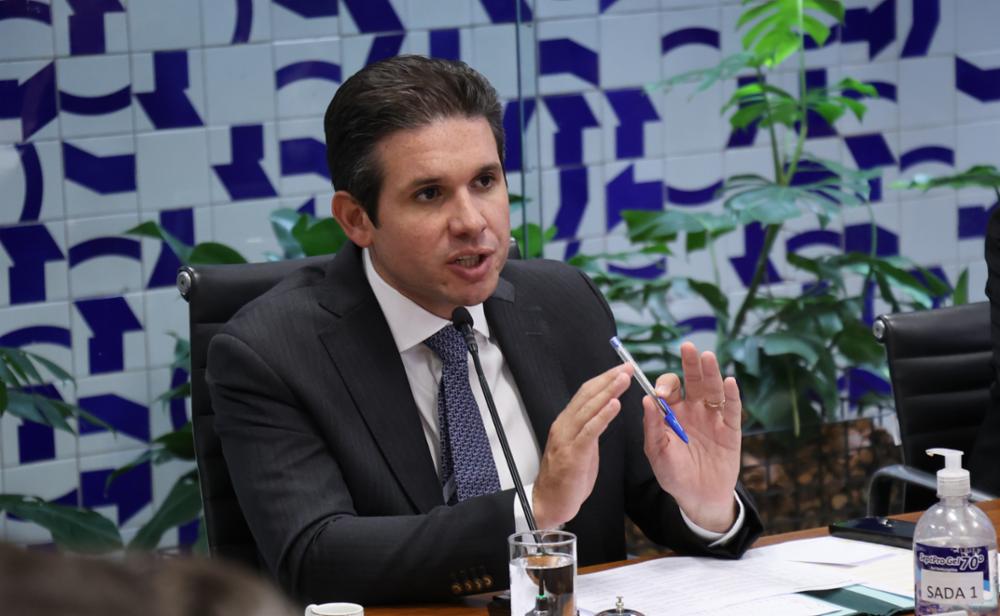 Sindicalistas tentam invadir gabinete de Hugo Motta