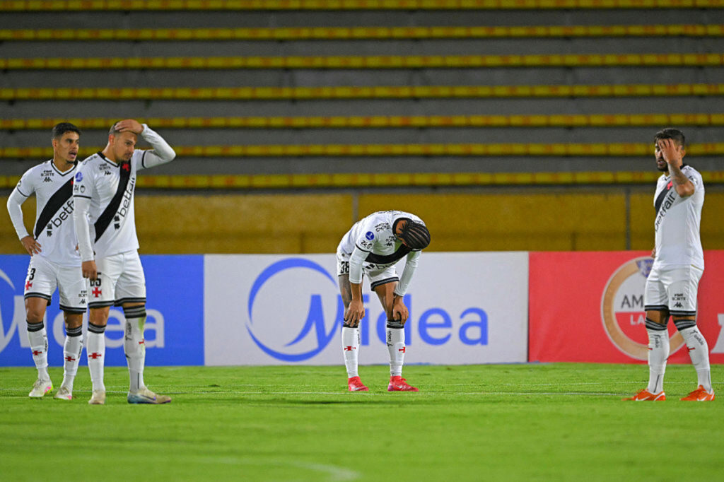 Vasco tem expulso cedo e acaba atropelado pelo Del Valle