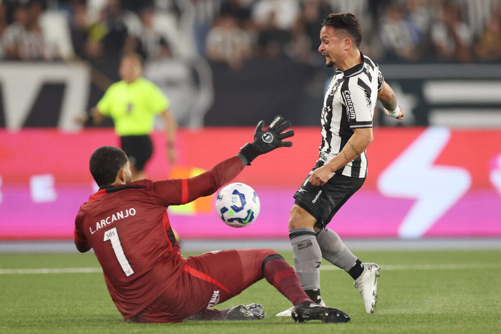 Botafogo para no goleiro e no sai do zero com o Vitria no Brasileiro