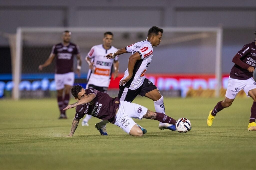 Athletic aproveita expulso, vira contra Ferroviria e segue reao na Segundona