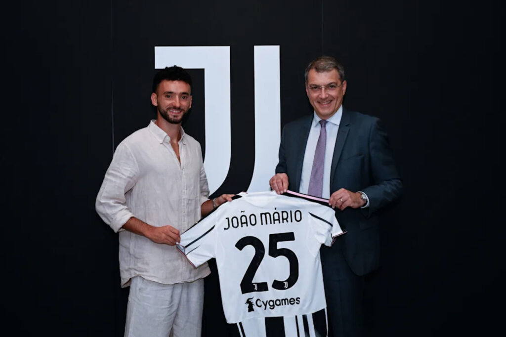 Juventus garante a chegada do lateral Joo Mrio