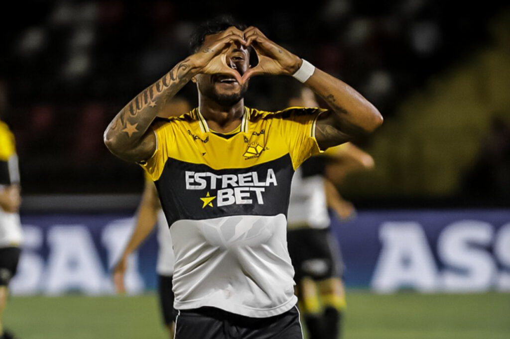 Diego Gonalves brilha e Cricima vence Botafogo para no descolar do G4