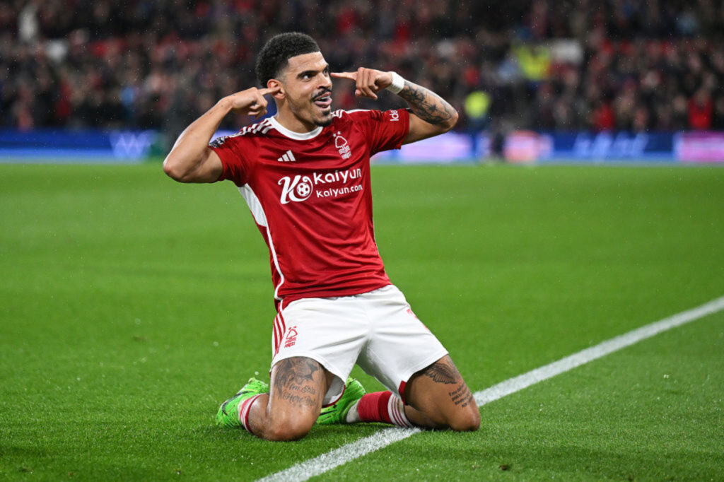 Gibbs-White frustra o Tottenham e renova com o Nottingham Forest