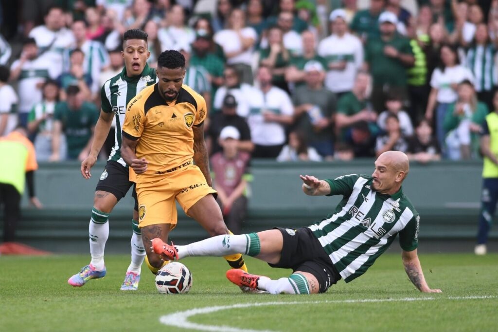 Coritiba cede o empate para o Amazonas e perde a chance de dormir na liderana