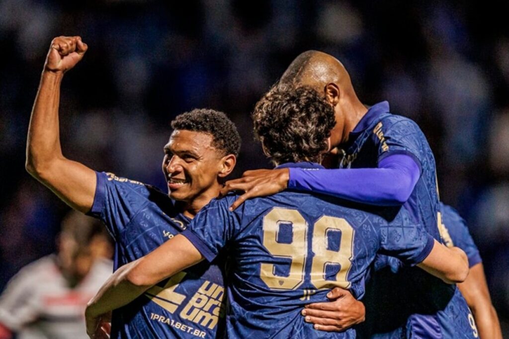 Ava atropela o lanterna Botafogo e se reaproxima do G4 da Srie B
