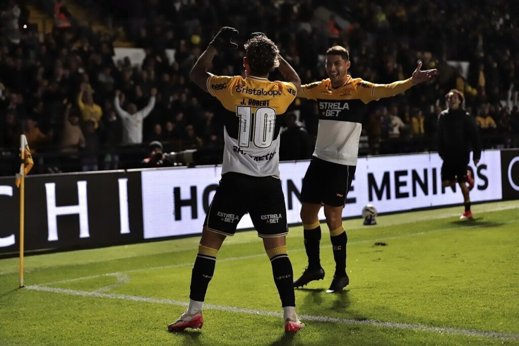 Criciúma bate o Cuiabá em casa, ultrapassa o Dourado e encosta no G4