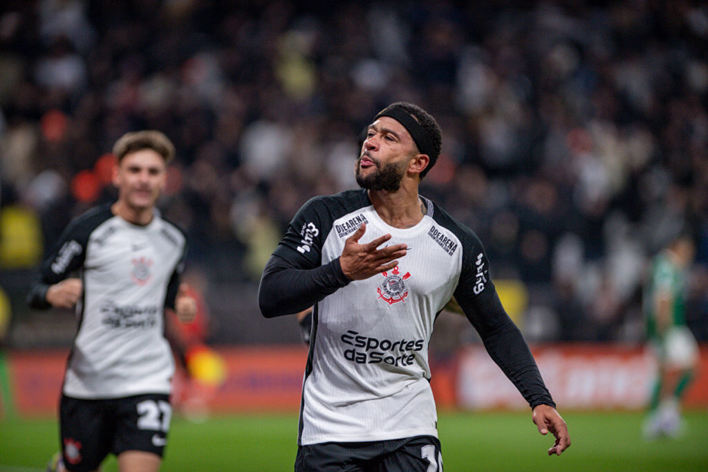Memphis decide, Corinthians supera o Palmeiras e larga em vantagem na Copa do Brasil