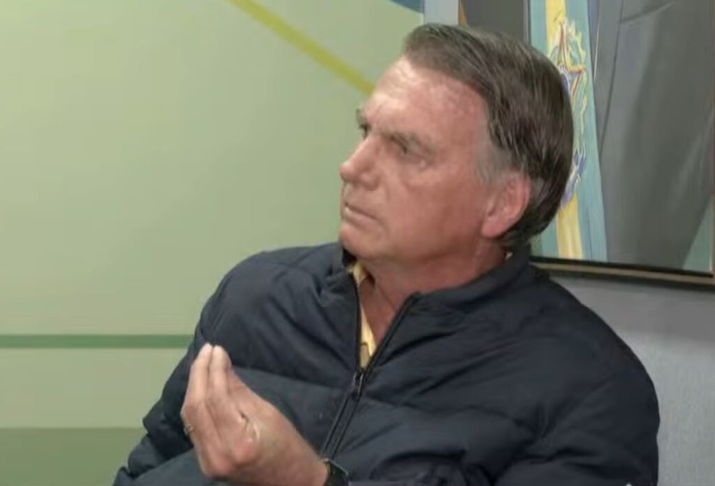Bolsonaro se recusa a mostrar tornozeleira na TV e ouve de repórter: “Tem que ir pra casa”