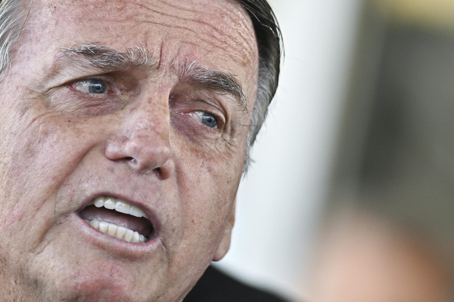 Moraes decreta prisão domiciliar de Bolsonaro