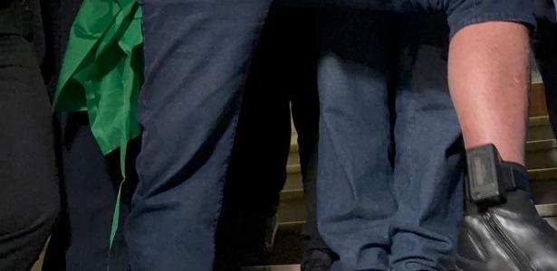 Bolsonaro cavalga vitimização com tornozeleira eletrônica como espora