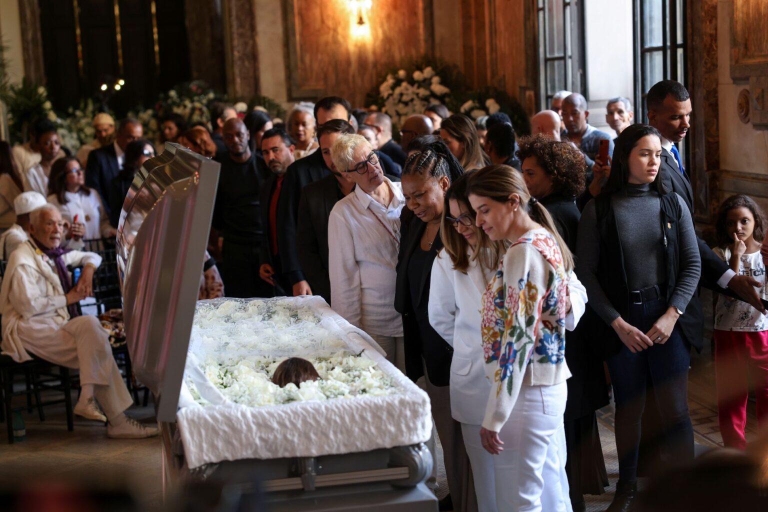 Janja é vaiada na saída do velório de Preta Gil