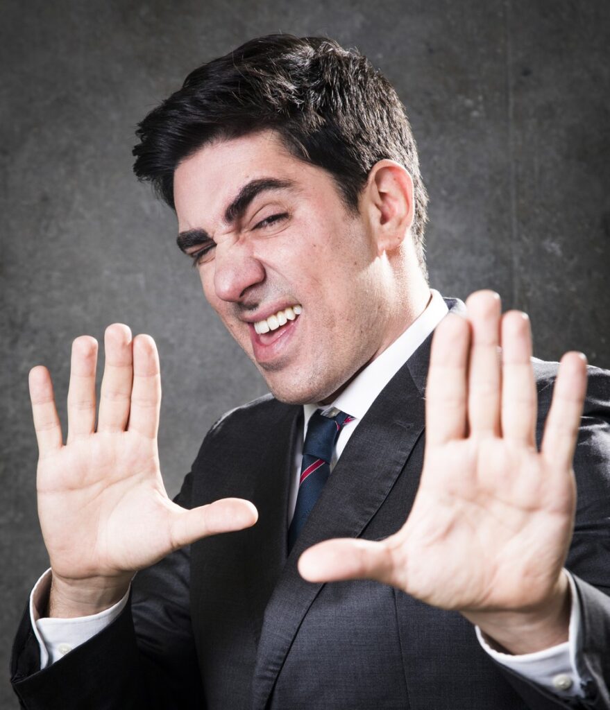 Marcelo Adnet vence Luciano Hang na Justiça