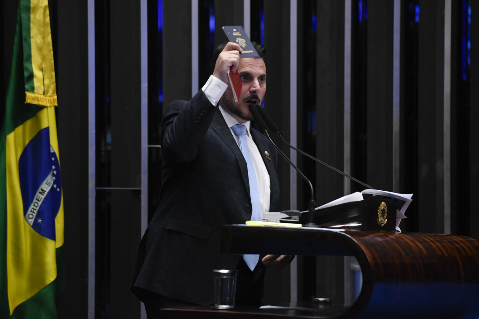 Senador Marcos do Val enfrenta Moraes e viaja para os EUA