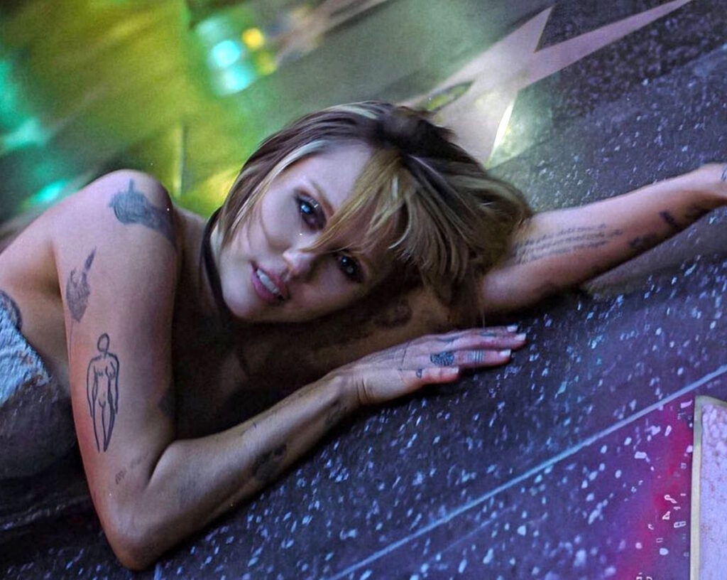 Miley Cyrus lança clipe sobre a Calçada da Fama de Hollywood