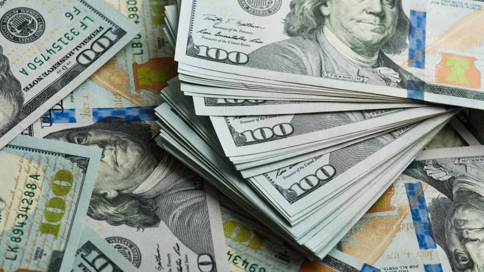 Dólar sobe por exterior e de olho em negociação de tarifas entre Brasil e EUA