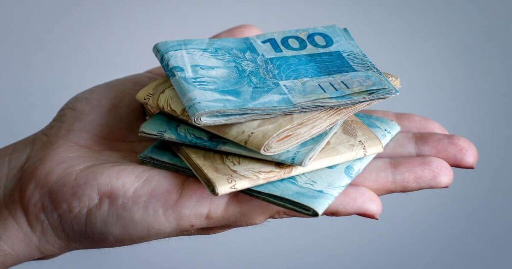 Uso de Dinheiro Físico Cai para 6% no Brasil com Ascensão do Pix e Cartões