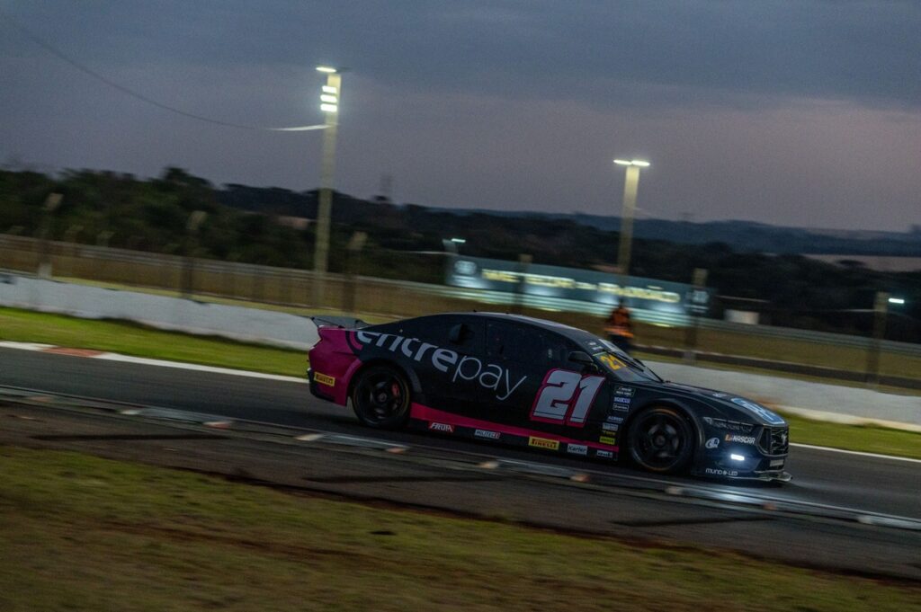Camilo segura Rubinho no fim e vence em Cascavel
