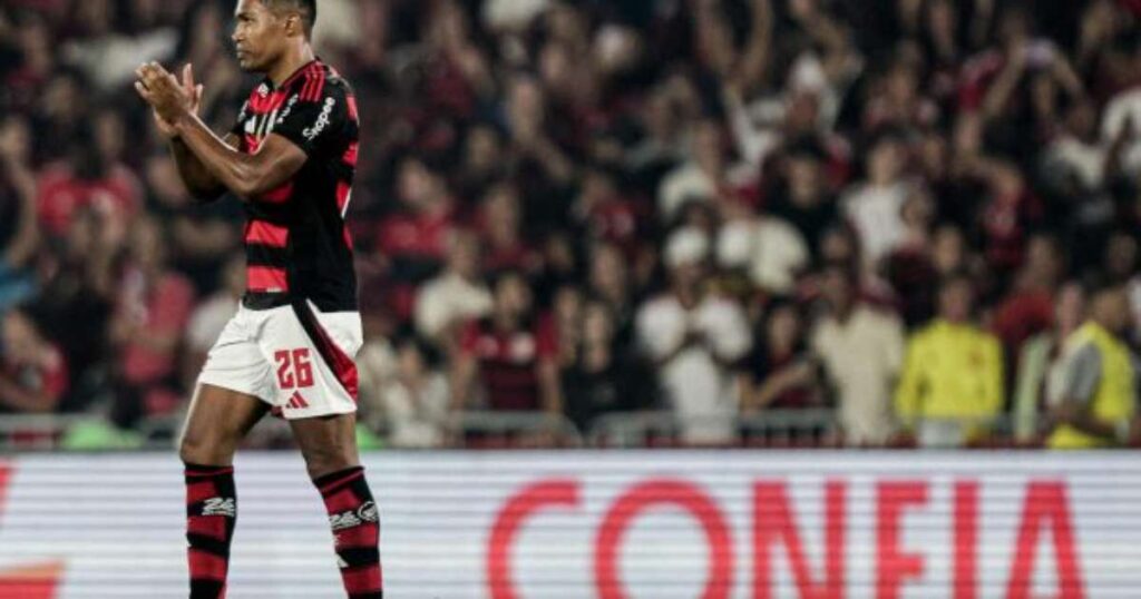 Alex Sandro sofre lesão na panturrilha e desfalca Flamengo