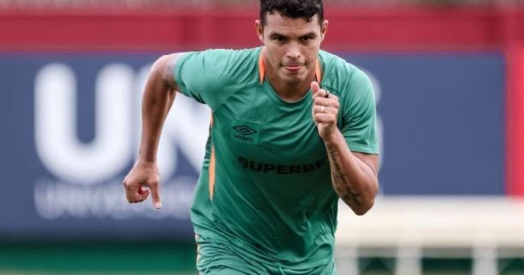 Thiago Silva volta a treinar no campo e se aproxima de retorno no Fluminense