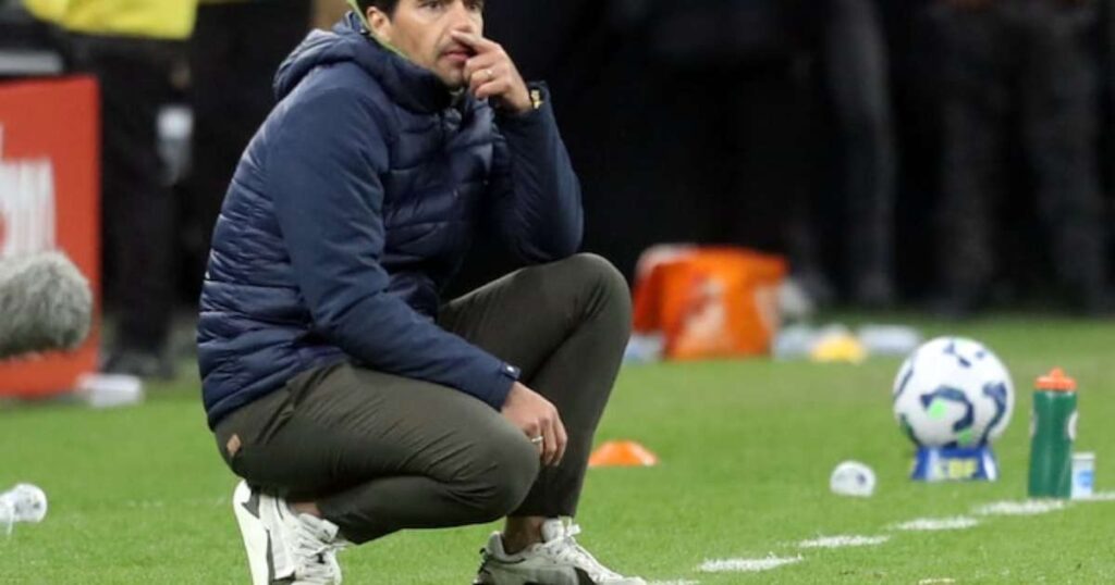 Abel nega aplauso irônico em resposta a xingamentos da torcida do Palmeiras: ‘Pedi apoio’