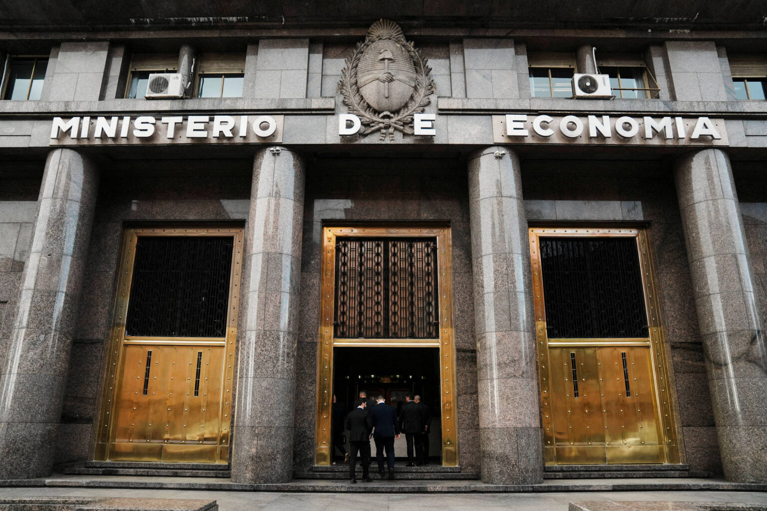 Diretoria do FMI aprova desembolso de US$ 2 bi à Argentina – 01/08/2025 – Mercado