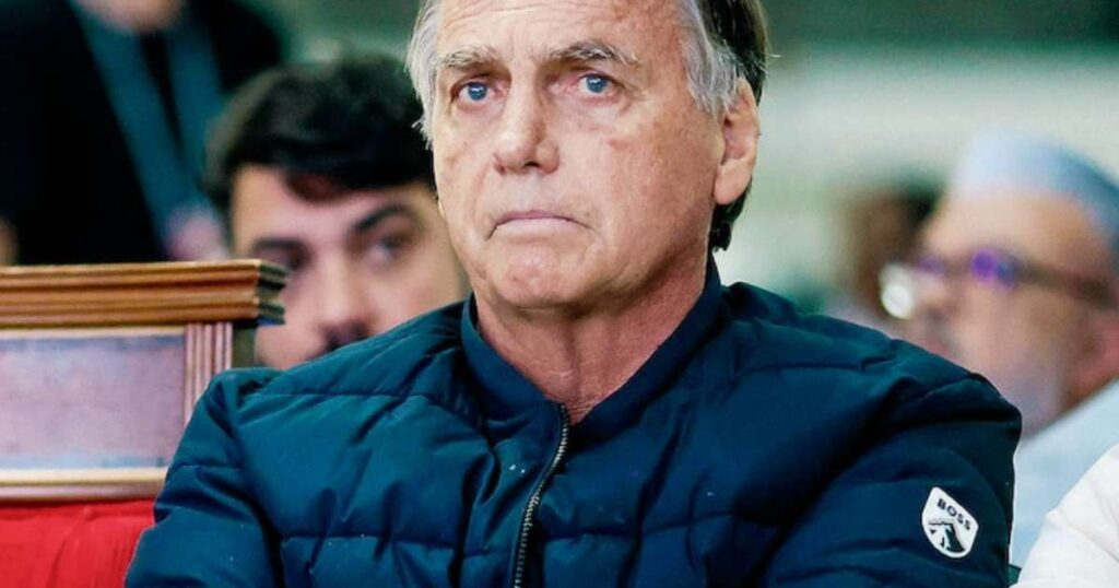 Pen drive encontrado com Bolsonaro continha documentos de empresa de aliado ligada ao setor médico