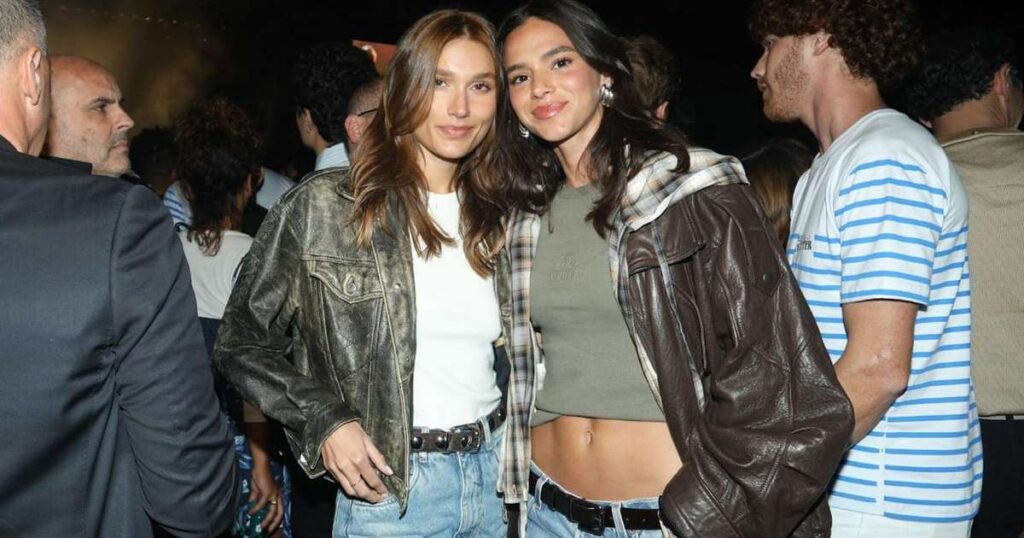 De cropped, Bruna Marquezine deixa barriga sarada à mostra em noitada com Sasha Maneghel. Veja fotos dos looks!